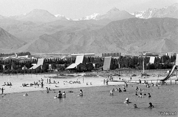 Очень много фотографий советской Киргизии. Подпишу фотографии, которые узнал. 

На заднем плане за автобусом старая площадь (сейчас новая красная площадь есть) и дом советов соответственно. Ближе здание - сейчас там конституционный суд. г.Фрунзе
 

Фонтан в дубовом парке. Позади Конституционный суд. г.Фрунзе 


Аэропорт города Фрунзе. Нынче Международный аэропорт "Манас" 


Кафе в парке Дружбы, теперь парк имени Ата Тюрка. г. Фрунзе 


г. Фрунзе. Южные ворота. Тогда это был крайний дом города в южных микрорайонах. 


г.Фрунзе, фонтаны в Дубовом парке. Справа от фонтана Русский драматический театр 


г. Пржевальск. Нынче Каракол. 


г. Фрунзе, гостиница Кыргызстан. в 1988 году я в ней неделю жил. Теперь это гостиница Hayatt. 


Остальные фотографии озеро Иссык-Куль