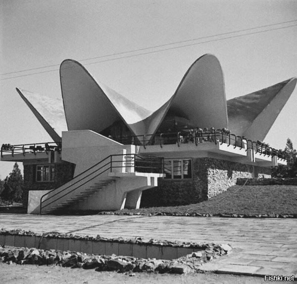 Очень много фотографий советской Киргизии. Подпишу фотографии, которые узнал. 

На заднем плане за автобусом старая площадь (сейчас новая красная площадь есть) и дом советов соответственно. Ближе здание - сейчас там конституционный суд. г.Фрунзе
 

Фонтан в дубовом парке. Позади Конституционный суд. г.Фрунзе 


Аэропорт города Фрунзе. Нынче Международный аэропорт "Манас" 


Кафе в парке Дружбы, теперь парк имени Ата Тюрка. г. Фрунзе 


г. Фрунзе. Южные ворота. Тогда это был крайний дом города в южных микрорайонах. 


г.Фрунзе, фонтаны в Дубовом парке. Справа от фонтана Русский драматический театр 


г. Пржевальск. Нынче Каракол. 


г. Фрунзе, гостиница Кыргызстан. в 1988 году я в ней неделю жил. Теперь это гостиница Hayatt. 


Остальные фотографии озеро Иссык-Куль