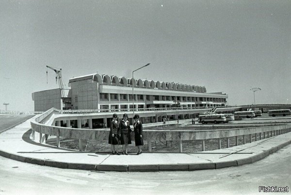 Очень много фотографий советской Киргизии. Подпишу фотографии, которые узнал. 

На заднем плане за автобусом старая площадь (сейчас новая красная площадь есть) и дом советов соответственно. Ближе здание - сейчас там конституционный суд. г.Фрунзе
 

Фонтан в дубовом парке. Позади Конституционный суд. г.Фрунзе 


Аэропорт города Фрунзе. Нынче Международный аэропорт "Манас" 


Кафе в парке Дружбы, теперь парк имени Ата Тюрка. г. Фрунзе 


г. Фрунзе. Южные ворота. Тогда это был крайний дом города в южных микрорайонах. 


г.Фрунзе, фонтаны в Дубовом парке. Справа от фонтана Русский драматический театр 


г. Пржевальск. Нынче Каракол. 


г. Фрунзе, гостиница Кыргызстан. в 1988 году я в ней неделю жил. Теперь это гостиница Hayatt. 


Остальные фотографии озеро Иссык-Куль