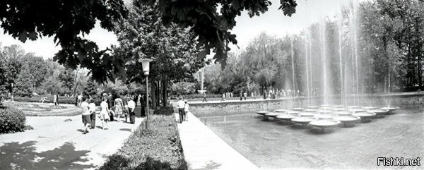 Очень много фотографий советской Киргизии. Подпишу фотографии, которые узнал. 

На заднем плане за автобусом старая площадь (сейчас новая красная площадь есть) и дом советов соответственно. Ближе здание - сейчас там конституционный суд. г.Фрунзе
 

Фонтан в дубовом парке. Позади Конституционный суд. г.Фрунзе 


Аэропорт города Фрунзе. Нынче Международный аэропорт "Манас" 


Кафе в парке Дружбы, теперь парк имени Ата Тюрка. г. Фрунзе 


г. Фрунзе. Южные ворота. Тогда это был крайний дом города в южных микрорайонах. 


г.Фрунзе, фонтаны в Дубовом парке. Справа от фонтана Русский драматический театр 


г. Пржевальск. Нынче Каракол. 


г. Фрунзе, гостиница Кыргызстан. в 1988 году я в ней неделю жил. Теперь это гостиница Hayatt. 


Остальные фотографии озеро Иссык-Куль