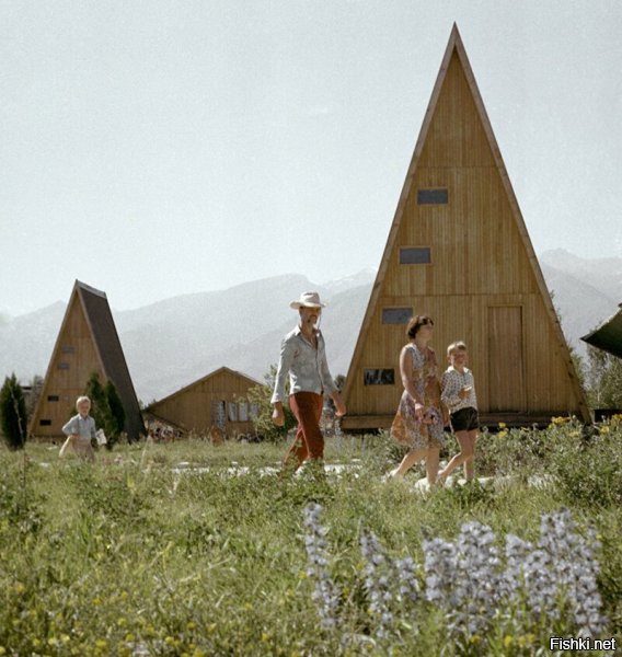 Очень много фотографий советской Киргизии. Подпишу фотографии, которые узнал. 

На заднем плане за автобусом старая площадь (сейчас новая красная площадь есть) и дом советов соответственно. Ближе здание - сейчас там конституционный суд. г.Фрунзе
 

Фонтан в дубовом парке. Позади Конституционный суд. г.Фрунзе 


Аэропорт города Фрунзе. Нынче Международный аэропорт "Манас" 


Кафе в парке Дружбы, теперь парк имени Ата Тюрка. г. Фрунзе 


г. Фрунзе. Южные ворота. Тогда это был крайний дом города в южных микрорайонах. 


г.Фрунзе, фонтаны в Дубовом парке. Справа от фонтана Русский драматический театр 


г. Пржевальск. Нынче Каракол. 


г. Фрунзе, гостиница Кыргызстан. в 1988 году я в ней неделю жил. Теперь это гостиница Hayatt. 


Остальные фотографии озеро Иссык-Куль