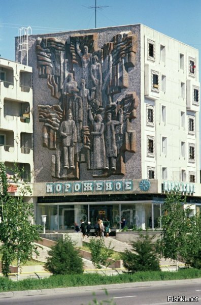 Очень много фотографий советской Киргизии. Подпишу фотографии, которые узнал. 

На заднем плане за автобусом старая площадь (сейчас новая красная площадь есть) и дом советов соответственно. Ближе здание - сейчас там конституционный суд. г.Фрунзе
 

Фонтан в дубовом парке. Позади Конституционный суд. г.Фрунзе 


Аэропорт города Фрунзе. Нынче Международный аэропорт "Манас" 


Кафе в парке Дружбы, теперь парк имени Ата Тюрка. г. Фрунзе 


г. Фрунзе. Южные ворота. Тогда это был крайний дом города в южных микрорайонах. 


г.Фрунзе, фонтаны в Дубовом парке. Справа от фонтана Русский драматический театр 


г. Пржевальск. Нынче Каракол. 


г. Фрунзе, гостиница Кыргызстан. в 1988 году я в ней неделю жил. Теперь это гостиница Hayatt. 


Остальные фотографии озеро Иссык-Куль