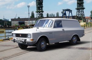 Индекса автомобильного номера с буквами ДЕ в СССР не было. :)  На фото Москвич 2734 в редакции  журнала ДеАгостини. Таким образом, это не совсем фото времён СССР, а просто отреставрированный экземпляр машины, снятый в наши дни. Отсюда и качество фото и всё остальное. Цветные фото из советских журналов видно сразу по неестественной цветопередаче и людям в яркой и нарядной одежде, которой не было в магазинах.