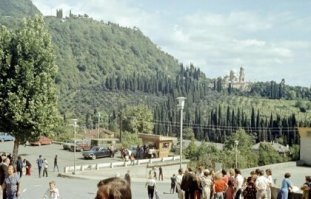 Похоже на площадку около Новоафонской пещеры.