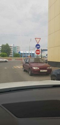 Проезд запрещен! Ну если только очень надо, тогда направо можно проехать, но обязательно уступи дорогу