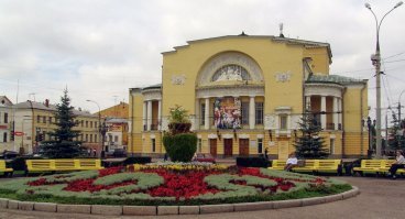 Ярославль. Фото почти современное. Даже не 90е, 2000е. В 80х на этой площади были елки громадные, спилили их в 90е. И реклама вон висит. Вот 80е. Вон там видно елки.