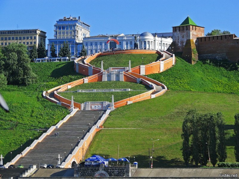Я бы добавил сюда Потёмкинскую лестницу (Одесса) и Чкаловскую (Нижний Новгород)
