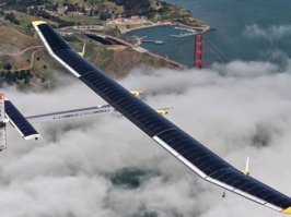 что как то мало элементов солнечной батареи, у других вона сколько . и зачем на брюхе и под крылом, на закате рассвете солнце не очень светит  ... странный самолет