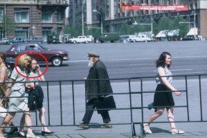 Ого! Неужто по сотовому разговаривает? Интересно какой год на фото?