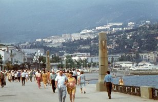 И снова Ялта!
Первые две - набережная в Ялте, третья - где-то в районе "Дельфина"...