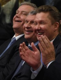 Чего удивляться, если гарант конституции живет в сказочном, параллельном мире и врет, как дышит :

"В интервью газете Financial Times Владимир Путин рассказал, что в России уже практически нет олигархов. 

"Вы знаете, во первых, у нас уже нет олигархов. Олигархи - это те, кто использует свою близость к власти, для того чтобы получать сверхдоходы. У нас есть крупные компании, частные, есть с государственным участием", - пояснил президент РФ.

Путин подчеркнул, что уже не знает таких крупных компаний, которые так используют какие то преференции от близости к власти."