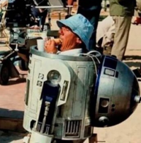 Всегда мне было интересно - зачем этого чудика засовывали в робота? Там ведь функций на 3 сервомоторчика, 6 кнопок и 10 метров провода. Или один радиомодельный комплект.