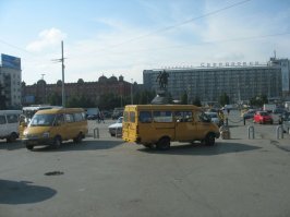 Зато мельница есть. В 19 веке купец хотел построить мельницу поближе к вокзалу - не разрешили. Разрешили - гостиницу. И он построил мельницу, которая выглядела как гостиница, и до последнего момента это не раскрылось. Вот она, слева от гостиницы "Свердловск":