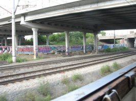 Надо бы дополнить: 
- Екат очень компактен, его реально обойти пешком. Старых домов мало и они, скорее, выполняют декоративную роль (первое фото)
- Когда с города сняли гриф "низзя" туда для начала понаехала куча зарубежных архитекторов, это практически столица конструктивизма (второе фото)
- Город отличается (по крайней мере раньше отличался) обилием граффити, и часто - весьма приличного (третье фото)
- Рядом с Екатом размечено аж две границы Азии с Европой. Пока главное сооружение (четвёртое фото) было на долгом ремонте, нуждающиеся в месте для сбора денег с нуждающихся в памятном фото, соорудили в паре километров запасную границу (пятое фото).
... и вообще - хороший город. Вот только в соседних городах жить, наверно, жутко, типичное капиталистическое "жильё для рабочих"