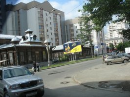 Надо бы дополнить: 
- Екат очень компактен, его реально обойти пешком. Старых домов мало и они, скорее, выполняют декоративную роль (первое фото)
- Когда с города сняли гриф "низзя" туда для начала понаехала куча зарубежных архитекторов, это практически столица конструктивизма (второе фото)
- Город отличается (по крайней мере раньше отличался) обилием граффити, и часто - весьма приличного (третье фото)
- Рядом с Екатом размечено аж две границы Азии с Европой. Пока главное сооружение (четвёртое фото) было на долгом ремонте, нуждающиеся в месте для сбора денег с нуждающихся в памятном фото, соорудили в паре километров запасную границу (пятое фото).
... и вообще - хороший город. Вот только в соседних городах жить, наверно, жутко, типичное капиталистическое "жильё для рабочих"