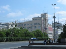 Надо бы дополнить: 
- Екат очень компактен, его реально обойти пешком. Старых домов мало и они, скорее, выполняют декоративную роль (первое фото)
- Когда с города сняли гриф "низзя" туда для начала понаехала куча зарубежных архитекторов, это практически столица конструктивизма (второе фото)
- Город отличается (по крайней мере раньше отличался) обилием граффити, и часто - весьма приличного (третье фото)
- Рядом с Екатом размечено аж две границы Азии с Европой. Пока главное сооружение (четвёртое фото) было на долгом ремонте, нуждающиеся в месте для сбора денег с нуждающихся в памятном фото, соорудили в паре километров запасную границу (пятое фото).
... и вообще - хороший город. Вот только в соседних городах жить, наверно, жутко, типичное капиталистическое "жильё для рабочих"