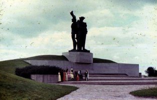 Памятник снесли, деревья на горе срубили и гора поползла вниз, фонтанов в вильнюсе не осталось (один недавно опять запустили), ни одного микрораена непостроили. Нежирные итоги 30 лет независимости ....
