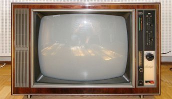 У родителей был телевизор Радуга 704И, первая цветная советская Радуга. Вариант телевизора Радуга 703, только ручки громкости, яркости, контраста и цветности другие. Раза три горел, вовремя успевали потушить!