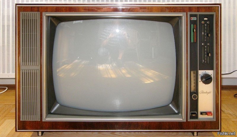 У родителей был телевизор Радуга 704И, первая цветная советская Радуга. Вариант телевизора Радуга 703, только ручки громкости, яркости, контраста и цветности другие. Раза три горел, вовремя успевали потушить!