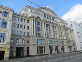 "Не нашёл информации по этому зданию, но, скорее всего, это что-то современное." Естественно, это Газпромбанк.
Вот что было до, дома 16, 18, 20.
