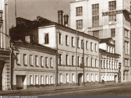 "Не нашёл информации по этому зданию, но, скорее всего, это что-то современное." Естественно, это Газпромбанк.
Вот что было до, дома 16, 18, 20.
