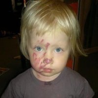 Дочка маминой помадой на себе нарисовала. Наверняка имелся какой-то неожиданный подтекст.