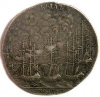 "...сверх же того жалуем Мы еще всем находившимся на оном во время сего счастливого происшествия, как морским, так и сухопутным нижним чинам серебряные, на сей случай сделанные медали и соизволяем, чтобы они в память того носили их на голубой ленте в петлице."
 Надпись по верху: БЫЛЪ. Под обрезом: ЧЕСМЕ . 1770 . ГОДА ИЮЛЯ. 24 Д.
Медаль удостоверяла, что её обладатель БЫЛ в бою при Чесме.
