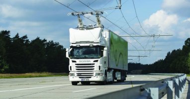 Это лишь планы на будущее.
Сегодня, пока только так, как на фото.
Германия и Швеция уже начали реализацию проектов автобанов с проводами. "Грузотроллейбусы", пока только так.