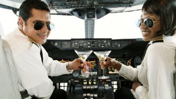 Командир самолета дважды за полет потребовал налить алкоголя