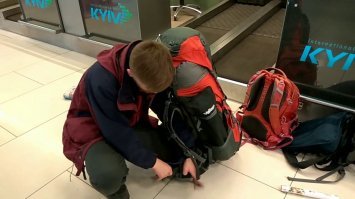 Во всех странах шманают грузчики багаж, но только не мой. Я лечу в 4-5* выбранных самостоятельно и знаю, что всё там есть, а пляжное полотенце я куплю в сувенирной лавке напротив или в гостиницы. Мой рюкзак объёмный, но не выходит за ручную кладь, там много всего, я не даун и шифтер. Посему, летайте, дарите подарки из багажа ворью, а не родственникам, а я помахивая портфельчиком в очередной раз пройду мимо выдачи багажа и буду за сотню километров как его наконец получат и за тысячи, как найдётся пропавший.