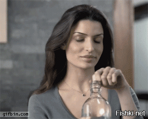 Почему садист?
Это режиссер фильма. Девушка играет в его фильмы. По сценарию в снимаемой сцене девушка должна хохотать. А у нее не поучается. Сроки съемок поджимают. Вот, приходится идти на такие меры.

.