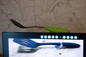 Я такой принцип использую, чтоб, наоборот, не испачкать чистую ложку микробами, ползающими по всему вокруг.