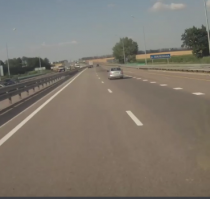 ты не туда смотришь, видио смотреть нужно сначала. в начале видно что и фура и солярис уже едут рядом и так более 20 секунд , а так как растояние от приоры и рега до фуры с солярисом не увеличилось а даже стало меньше (на момент дтп). где ты увидел ускорение?