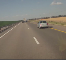 ты не туда смотришь, видио смотреть нужно сначала. в начале видно что и фура и солярис уже едут рядом и так более 20 секунд , а так как растояние от приоры и рега до фуры с солярисом не увеличилось а даже стало меньше (на момент дтп). где ты увидел ускорение?