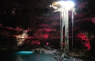 Нуу, это надо залезть совсем далеко в дебри Мексиканские наверное, на полуострове Юкатан, где эти сеноты, вполне безопасно и спокойно. Это Туристический же край. Туристов там даже не грябят. Я там был пару недель, единственное хотели на заправке развести на 100 долларов, типа я им 1 доллар дал, а не 100) пригрозил полицией, сразу ой ой, типа шутка, не надо полиции. У них из за наркотрафика стрельба, а туристов не трогают особо. Полицейские иногда развлекаются, или на дороге просят денег или Еще могут на пару дней посадить в отдел полиции. Ну чисто развод на баксов 100, дашь, выпускают. Но это большая редкость. А так вполне все спокойно на Юкатане.