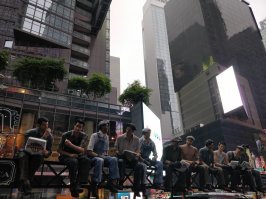 Автор молодец что заметил красоту. Для меня Нью Йорк это пробки из людей, духота летом и помозглость зимой. Очень мало зелени зато много бетона и мусора. (Езжу по работе). И да, видела девушку в трусах и стрит арте, раздающую рекламу, посматривали, но шли мимо.