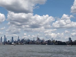 Автор молодец что заметил красоту. Для меня Нью Йорк это пробки из людей, духота летом и помозглость зимой. Очень мало зелени зато много бетона и мусора. (Езжу по работе). И да, видела девушку в трусах и стрит арте, раздающую рекламу, посматривали, но шли мимо.