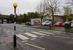 На заборе тоже много чего написано. Только вот в суде почему-то моей троюродной сестре сказали, что она плохо на дорогу смотрела, поэтому все ее травмы не имеют значения при решении по водиле.

А по п2. смотри фото. Два перехода - на одном есть преимущество, на другом нет.