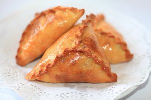 В комментариях не понимают названия. Объясняем. 
Чак-чак - название национальной сладости,происхождение слова неизвестно, есть только предположения, и уходит оно в средние века и старше. Представляет собой обжаренную, одновременно мягкую и хрустящую, полую внутри "лапшу" в медовом сиропе. Эчпочмак - на самом деле это 2 слова: "три угла", есть и русское название - банально -  "треугольники". Это печеный пирожок треугольной формы с начинкой из картофеля, гуся или говядины, луком и специями. И есть еще одна особенная исключительно национальная сладость - "Талкыш Каляве". К сожалению, абсолютно не транспортабельная вещь. Можно везти только в холодильнике, но не в морозильнике. На картинке с Чак-чаком это белые конусы. Представляют собой очень мягкие сладкие нити со специфическим ароматом и вкусом, при комнатной температуре это все тает и превращается в бесформенный не употребимый комок, при заморозке тоже теряет свои качества. Делается вручную, процесс похож на изготовление карамели, когда вытягивают тугую сладкую массу руками. Здесь процесс такой же, только состав при вытягивании растягивается в тонкие нити. Стоит эта сладость не дешево.