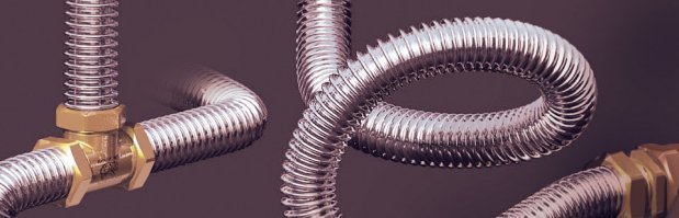 Либо медь (очень дорого и надо защищать от цементных растворов), либо нержавейка гофрированная. Фирмы Kofulso или LAVITA. Сама труба - срок годности не ограничен, фитинги - от 35 лет. 
Нагрев почти не влияет, и медь и нержавейка используются в газовых колонках, например. 
Нержавейка легко гнётся руками, протащить можно везде, не нужны угловые фитинги, на данный момент самая удобная в монтаже и обслуживании труба. Можно закапывать в стены, пол, землю без дополнительной защиты.
Также её можно использовать для проводки газа (труба в оболочке и специальные газовые фитинги)