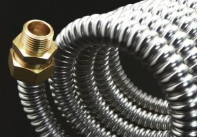 Либо медь (очень дорого и надо защищать от цементных растворов), либо нержавейка гофрированная. Фирмы Kofulso или LAVITA. Сама труба - срок годности не ограничен, фитинги - от 35 лет. 
Нагрев почти не влияет, и медь и нержавейка используются в газовых колонках, например. 
Нержавейка легко гнётся руками, протащить можно везде, не нужны угловые фитинги, на данный момент самая удобная в монтаже и обслуживании труба. Можно закапывать в стены, пол, землю без дополнительной защиты.
Также её можно использовать для проводки газа (труба в оболочке и специальные газовые фитинги)