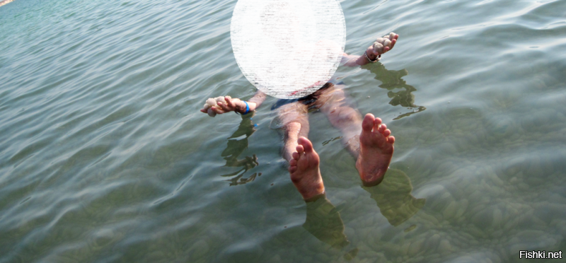 Водой из Мёртвого моря запрещено умываться, а глоток Мёртвого моря может быть смертельна. В воде находится не более 15 минут и потом обязательно покупаться в пресной воде.
Что поразило так в воде соль гранулируется и чем глубже, тем больше шарики из соли. (На фото в руках соль со дна)
Ещё из прикольного, если лежишь в воде, естественно на спине, опустить прямые ноги на дно не реально, для этого надо поджать ноги, потом перевернуться вертикально и потом встать на ноги. 
По поводу поводу того что опасно переворачиваться на живот - бред, просто переворачивайтесь на бок. (Опять же, смотрите фото)
И ни слова про глубину залегания, проблемы Мёртвого моря и регулярные полёты истребителей над головой. 

Но Мёртвое море не одиноко, если у вас нет денег на Израиль, а он не дешевый. В Геническе на Арабатской стрелке есть Солёные озёра, тоже можно читать в воде и не утонешь, тоже есть лечебные грязи и намного дешевле.