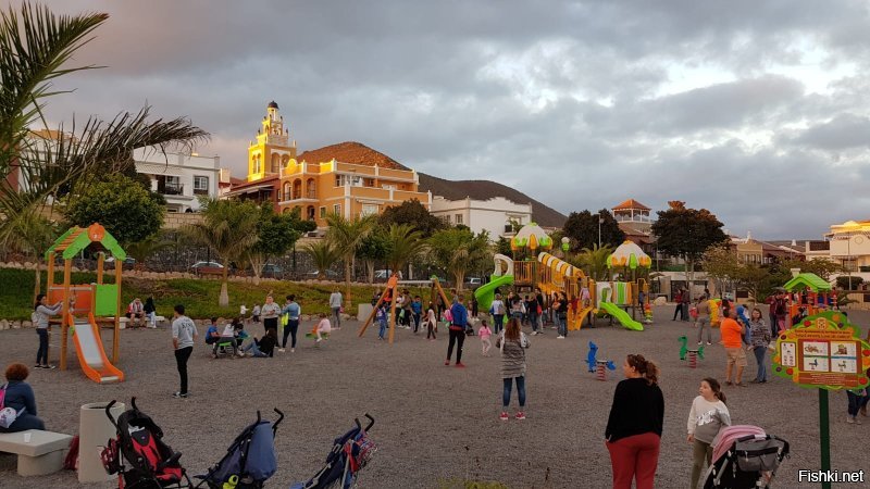 Продолжайте изучать окружающий мир по wiki . Продолжайте. Но попробуйте хотя бы прочитать на основании каких данных созданы эти списки !!! Я уж не говорю про год !!! Вы считаете что в России ничего не изменилось за последние 10 лет ??? 
===========
Первый список основан на пятилетней оценке и прогнозах Отдела народонаселения Организации Объединенных Наций[1]. Цифры относятся к периоду 2005 2010 и рассчитаны по среднему варианту прогноза. Средний коэффициент рождаемости для всего мира оценивается в 20,3 рождений на 1000 населения.

Второй список основан на данных Всемирной книги фактов ЦРУ за 2009 год[2]. 
========
На фото ни какой нить парк отдыха - это просто детская площадка под домом. И как вы видите вокруг не 25 этажная уплотнительная застройка