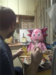 Газовая плита вплотную к окну и занавескам?
Он епанутый?!