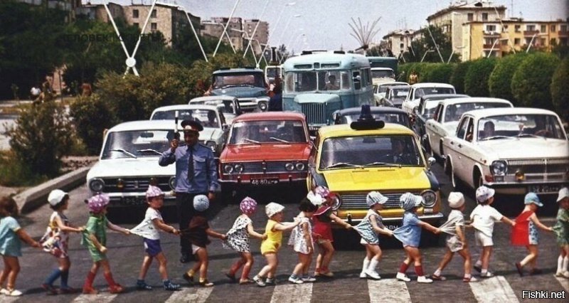 Моя самая любимая фотография времён СССР.
Чистота, порядок на дороге, любовь к детям, солнце, доброта...