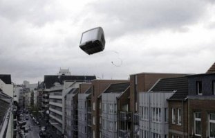 Лучший способ спрятать телевизор. И провода не мешают.