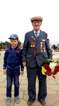 Это 9 мая 2018 года. Снял своего сына рядом с реальным 93-летним участником войны - с настоящим военным (не юбилейным) орденом Отечественной войны, медалью "За отвагу" и "За победу над Германией". Слава героям!
У одного моего деда были медали "За взятие Будапешта" и "За отвагу", у второго - "Красная Звезда", у двоюродного деда - иконостас наград. Слава Богу, все живые вернулись.