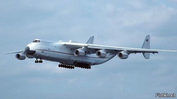 Как по мне, это была хорошая альтернатива Советскому Ан 225, расчетная полезная грузоподъемность у них одинаковая 250 тонн, при этом Stratolaunch весил на 10% меньше. Stratolaunch задумывался как летающая пусковая установка - это вообще уникальный проект. 
---- 
120 лет назад над идеей бартьев Райт тоже смеялись:
- «Летающих машин тяжелее воздуха не может быть» Лорд Кельвин, британский математик и физик, президент Британского Королевского Общества, 1895-й год. 
-«Летающие машины тяжелее воздуха не только непрактичны и не нужны, но даже и невозможны» Саймон Ньюком, американский ученый. Почётный член многих научных обществ и академий, в том числе почётный член Петербургской академии наук. 1901-й год. 
Братья Райт совершили первый полет в 1903 году.