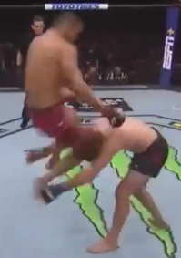 Куда он ему попал? я пытался покадрово смотреть, и с трудом понял, коленом куда то в район шеи и ключицы с правой стороны, и уже в падении возможно немного задел челюсть но именно задел а не ударил в челюсть