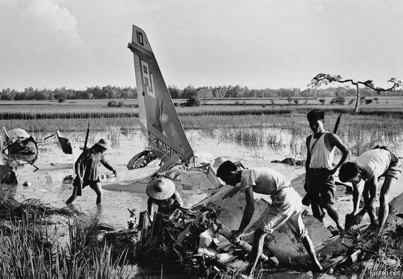 Разборка обломков американского самолета, север, 1972 год